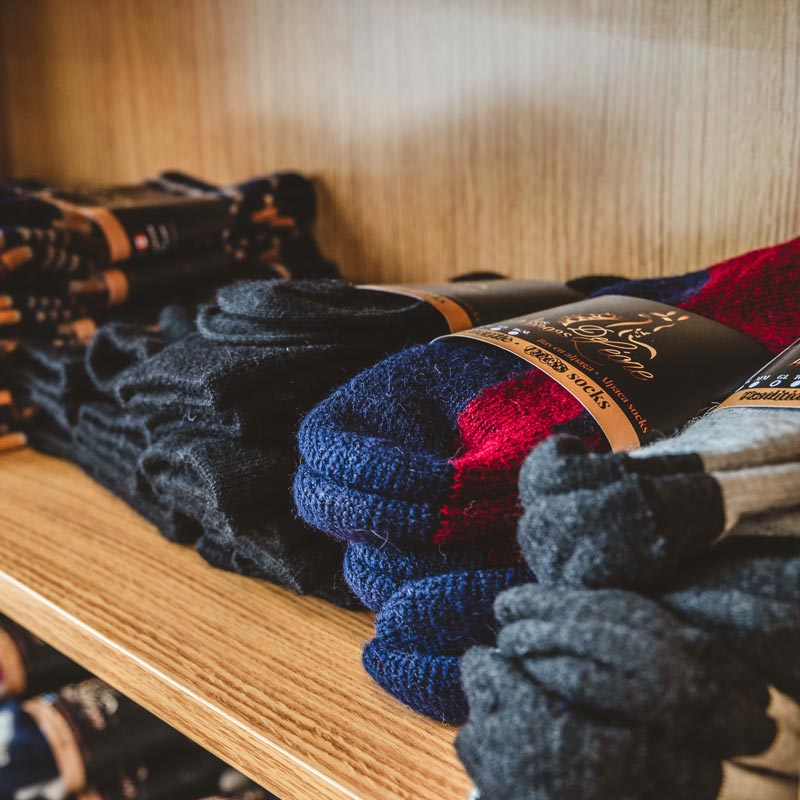 Étagère avec bas de laine