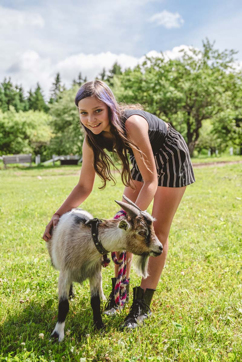 Notre fille Mahée et une chèvre