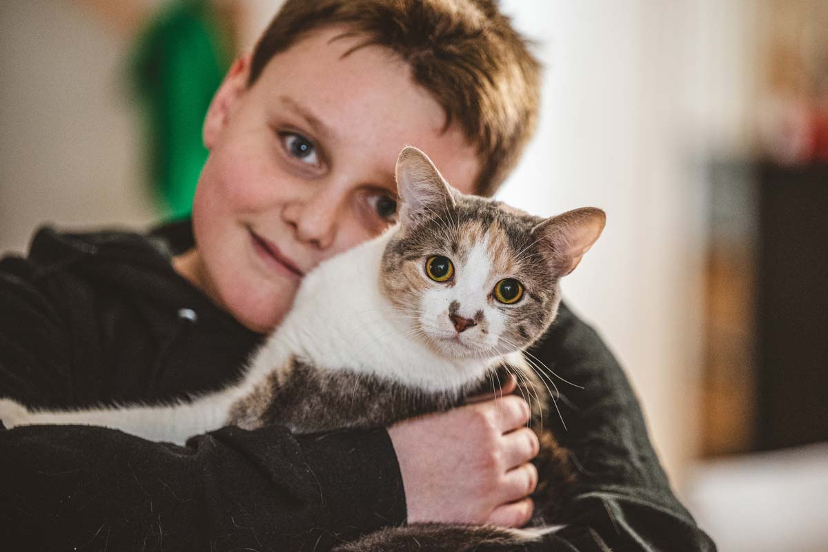 Notre fils et un de nos chats