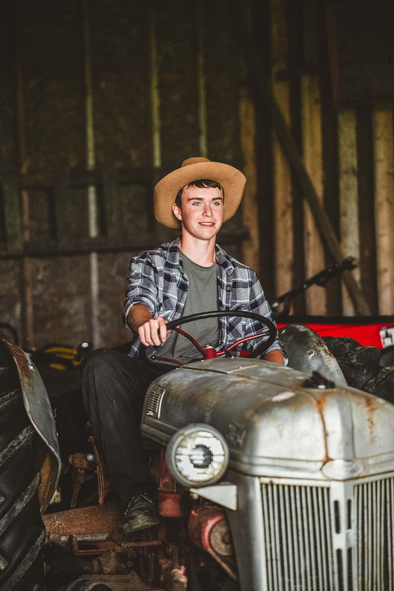 Notre fils conduisant le tracteur