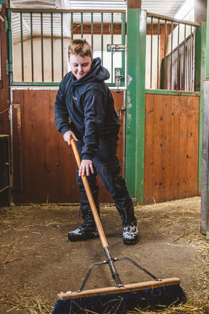 Notre fils plus jeune au travail
